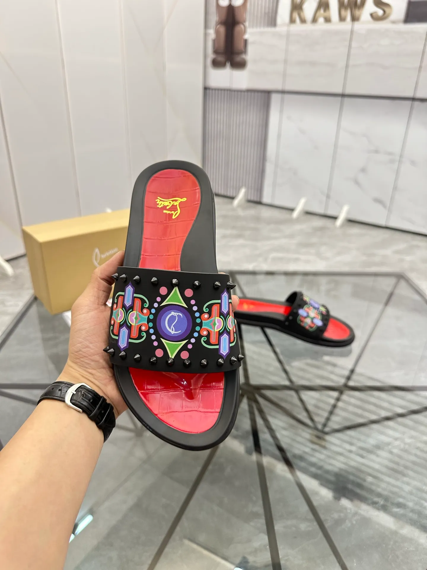 Men's shoes: 💰P340¥ Product trademark: CL red-soled shoes* "CL*" slippers Regular size: 38-44 (men's 45.46 can be customized) Product materials: imported cowhide upper, professional 5D craftsmanship, high-end rivets, sheepskin lining, original outsole. Number: 789